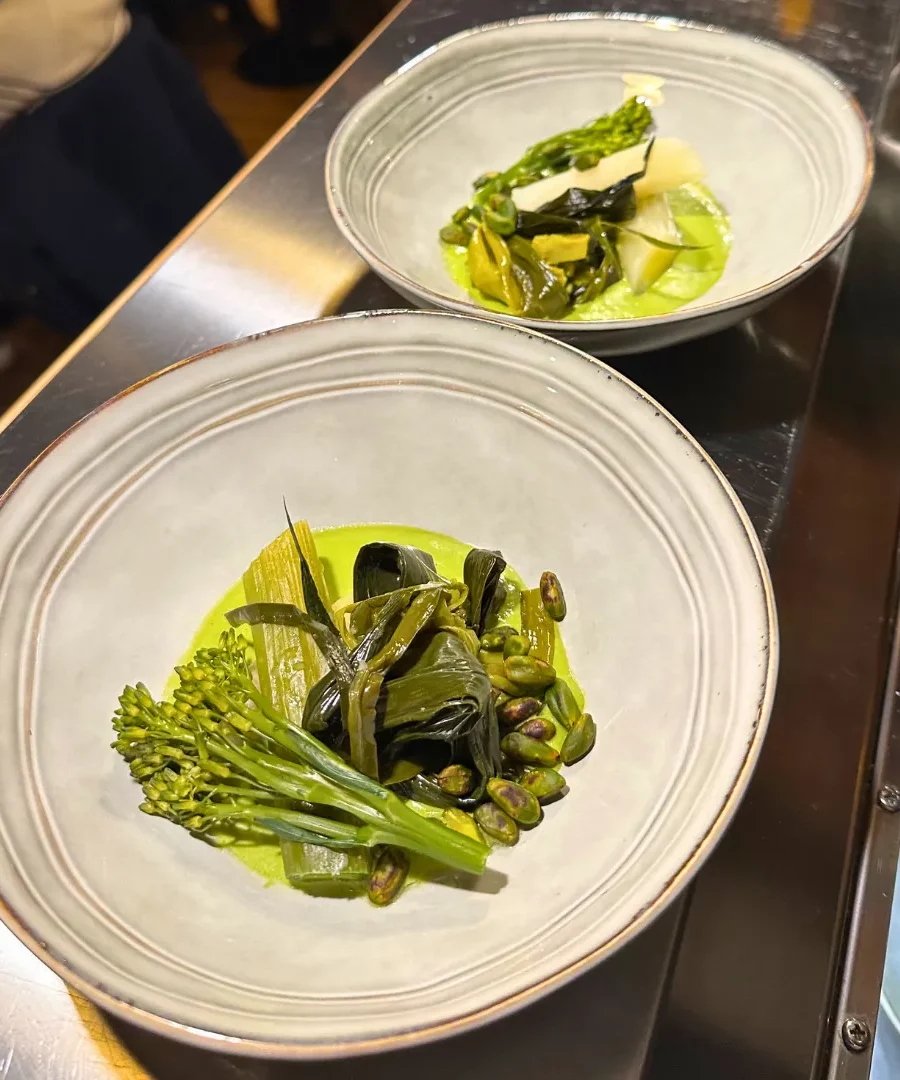 Asperges vertes et brocoli, jus d’herbes, création de Pierre Buvat, chef à domicile à Dieppe