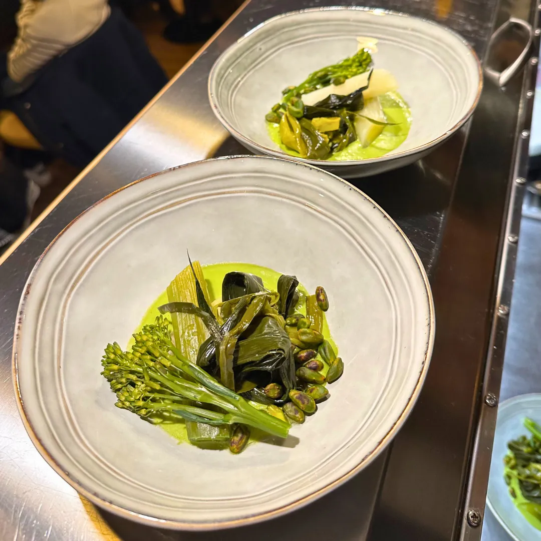 Asperges vertes et brocoli, jus d’herbes, création de Pierre Buvat, chef à domicile à Dieppe