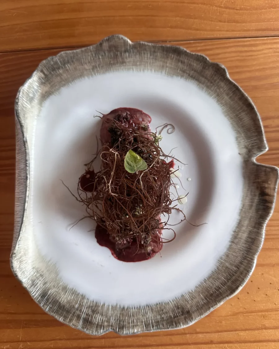 Betterave rôtie, jus de mûre, création de Pierre Buvat, chef à domicile à Dieppe