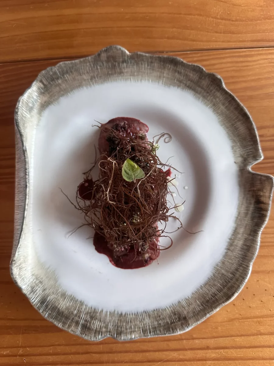 Betterave rôtie, jus de mûre, création de Pierre Buvat, chef à domicile à Dieppe