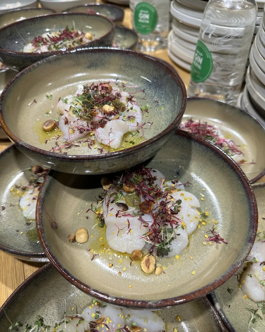 Carpaccio de poisson, noisettes et shiso, création de Pierre Buvat, chef à domicile à Dieppe