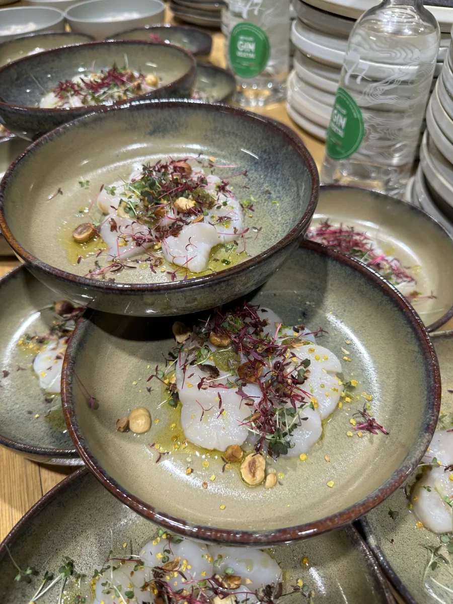 Carpaccio de poisson, noisettes et shiso, création de Pierre Buvat, chef à domicile à Dieppe