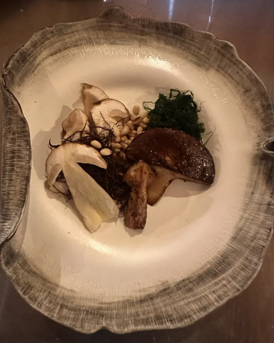 Cèpes rôtis, pignons et algues, création de Pierre Buvat, chef à domicile à Dieppe