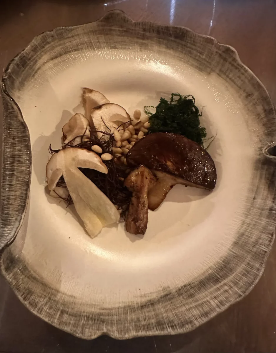 Cèpes rôtis, pignons et algues, création de Pierre Buvat, chef à domicile à Dieppe