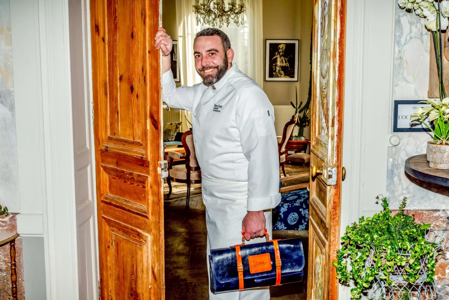 Chef à domicile arrivant chez des particuliers pour un dîner privé en Normandie