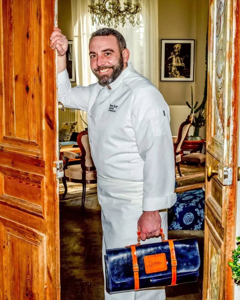 Chef à domicile arrivant chez des particuliers pour un dîner privé en Normandie