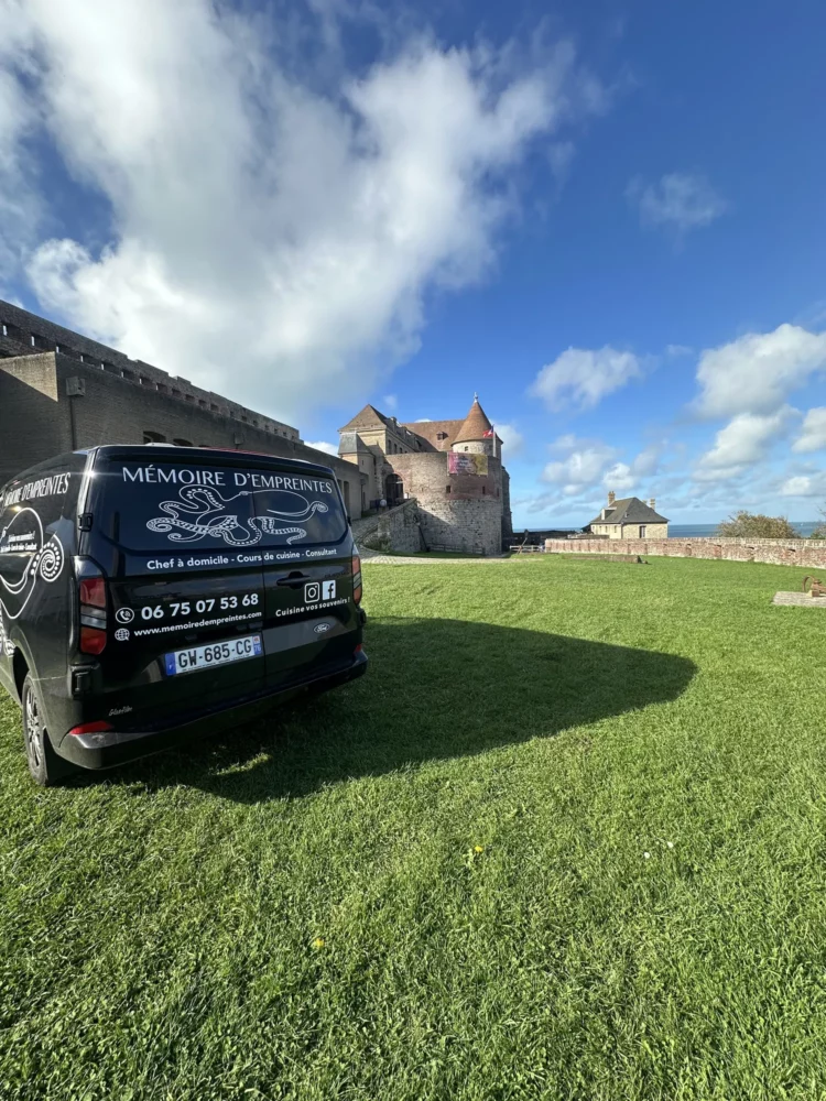 Chef à domicile à Dieppe : véhicule Mémoire d’Empreintes devant le château de Dieppe