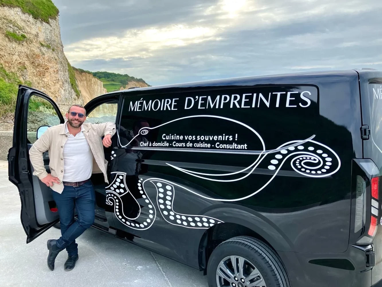 Mémoire d’Empreintes, chef à domicile à Dieppe, devant les falaises de la côte d’Albâtre
