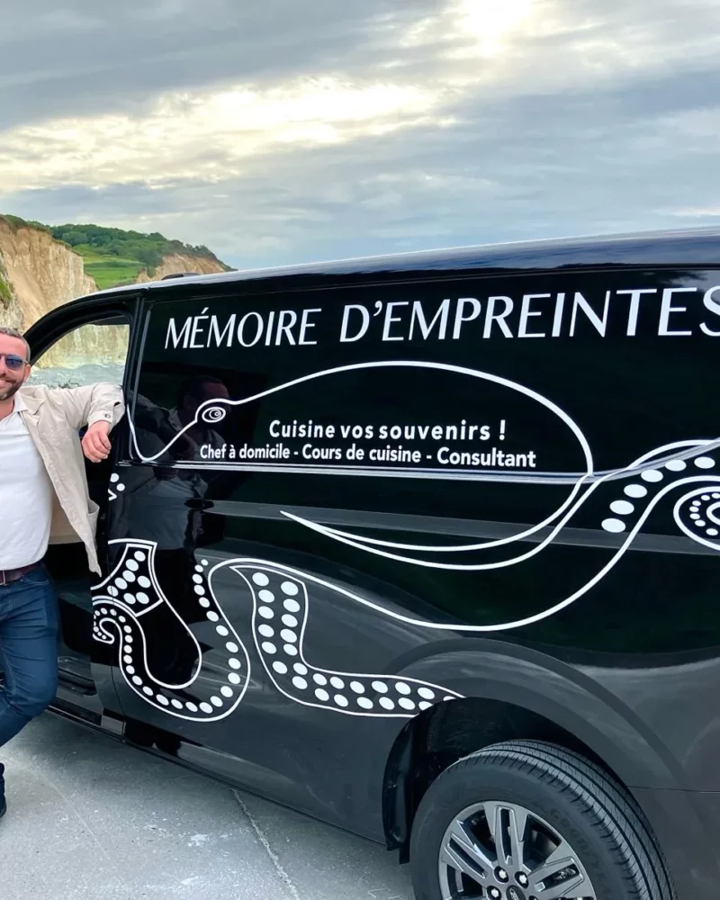 Mémoire d’Empreintes, chef à domicile à Dieppe, devant les falaises de la côte d’Albâtre