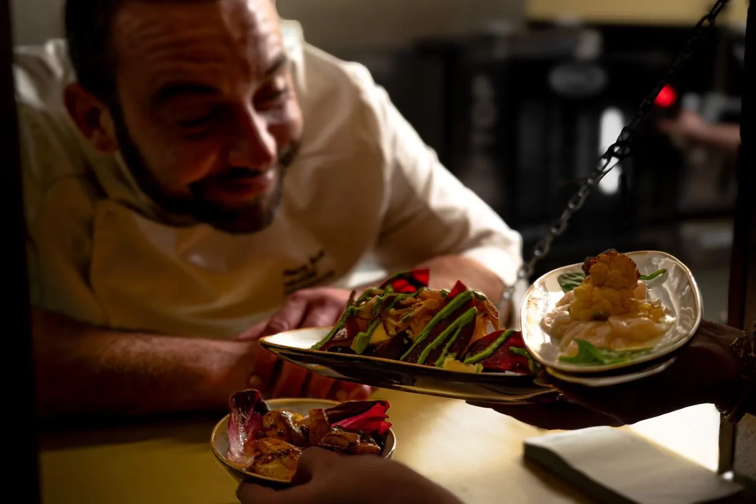 Service à l’assiette par un chef à domicile lors d’un dîner privé en Normandie