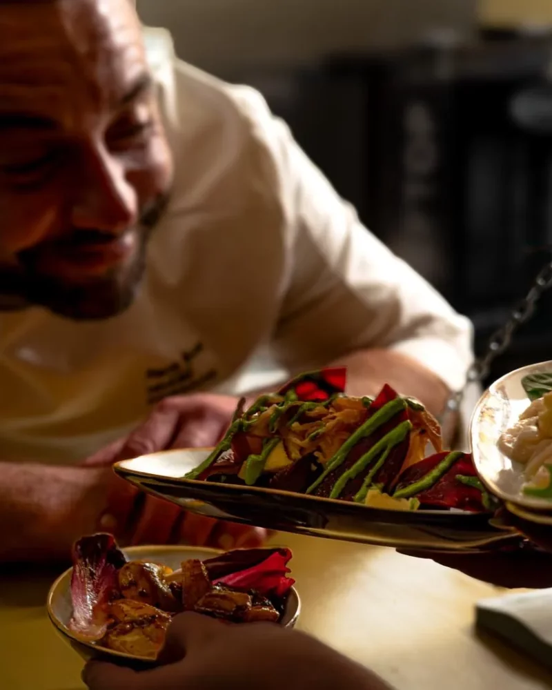 Service à l’assiette par un chef à domicile lors d’un dîner privé en Normandie