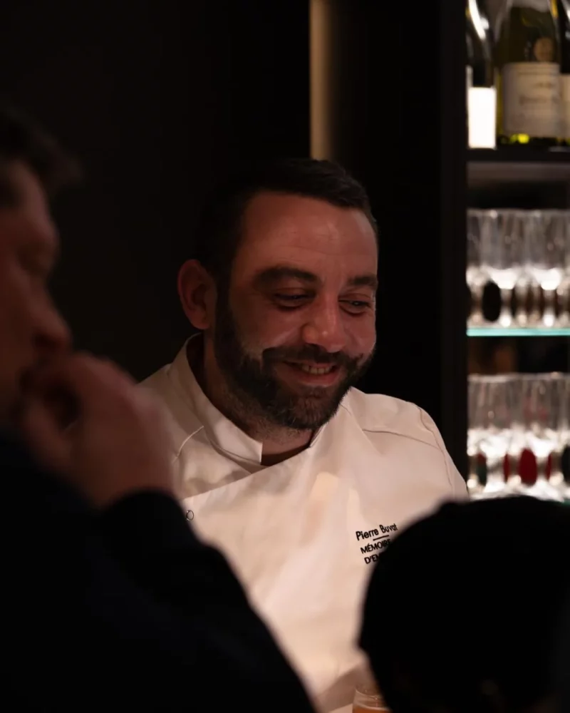 Pierre Buvat, chef à domicile et amateur de vins, dans une cave pour une dégustation