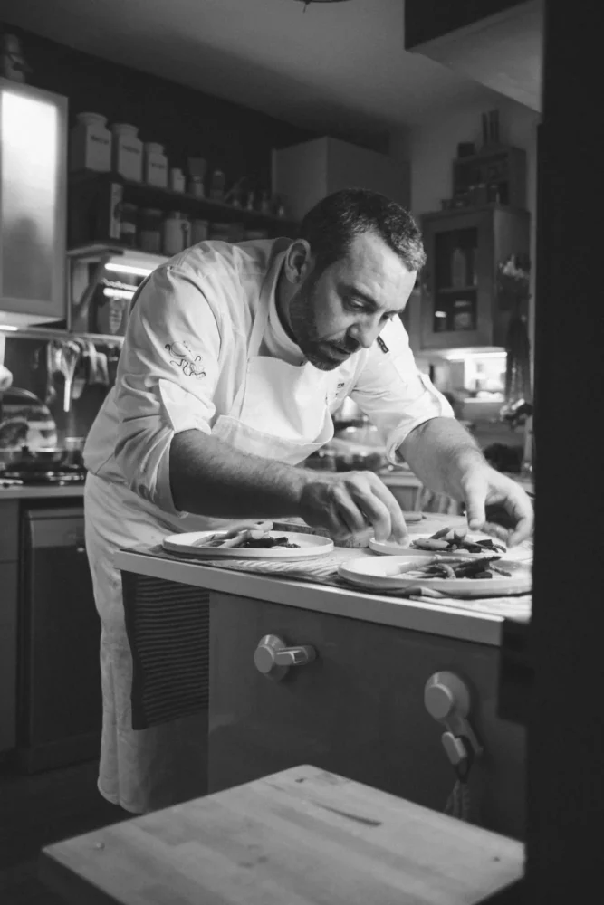 Pierre Buvat, chef à domicile à Dieppe, dresse une assiette gastronomique