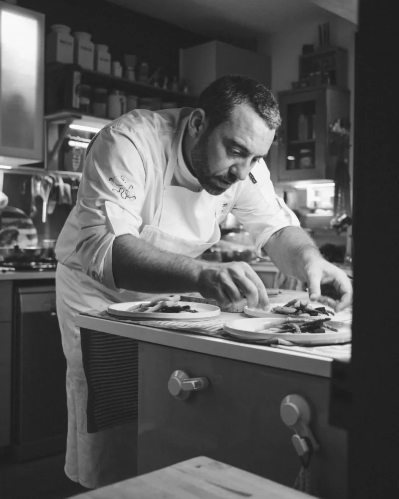 Pierre Buvat, chef à domicile à Dieppe, dresse une assiette gastronomique