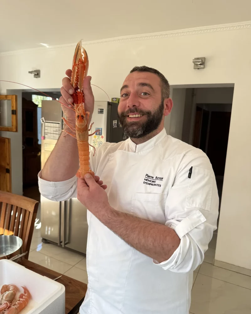 Pierre Buvat présente une langouste, chef formé au George V et au Plaza Athénée