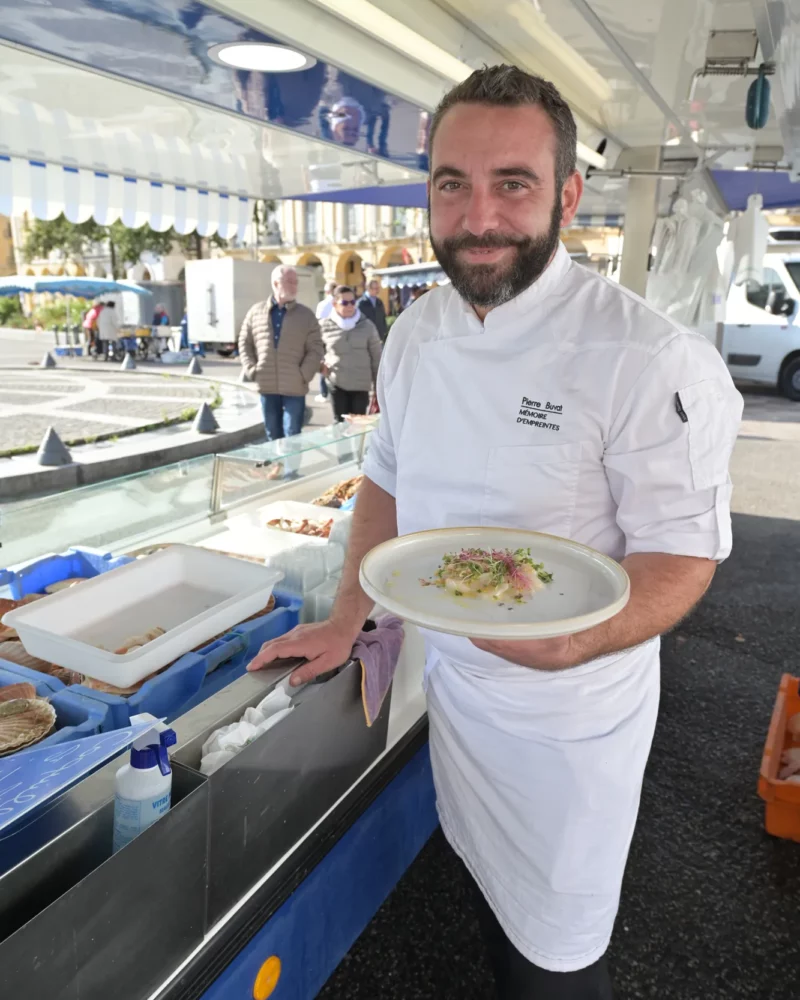 Pierre Buvat choisit les produits de la mer à la criée pour un repas à domicile