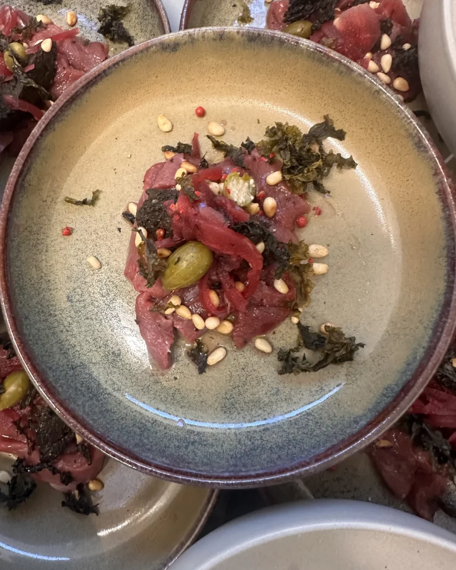 Chou rouge mariné, olives et pignons, création de Pierre Buvat, chef à domicile à Dieppe