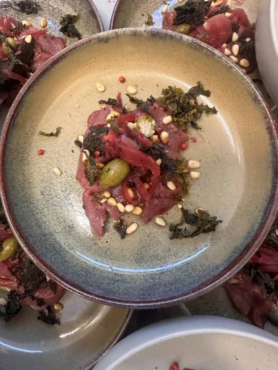 Chou rouge mariné, olives et pignons, création de Pierre Buvat, chef à domicile à Dieppe