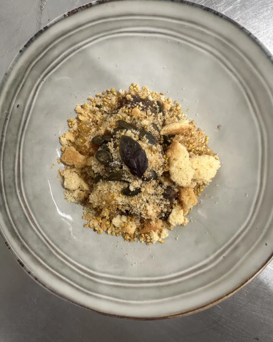 Crumble de noisettes, champignons et olive noire, création de Pierre Buvat, chef à domicile à Dieppe