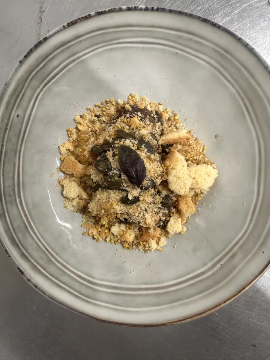 Crumble de noisettes, champignons et olive noire, création de Pierre Buvat, chef à domicile à Dieppe