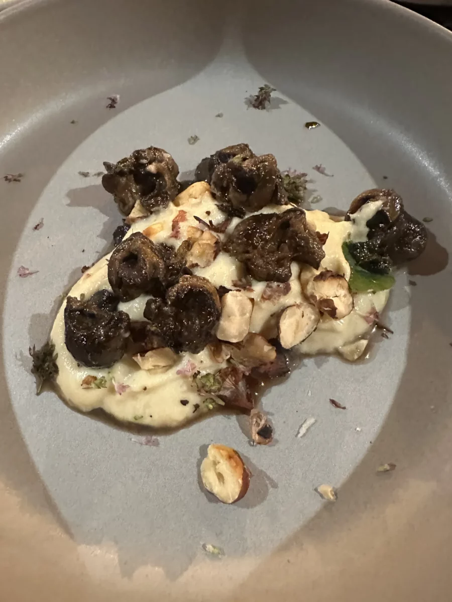 Escargots, purée soyeuse et noisettes, création de Pierre Buvat, chef à domicile à Dieppe