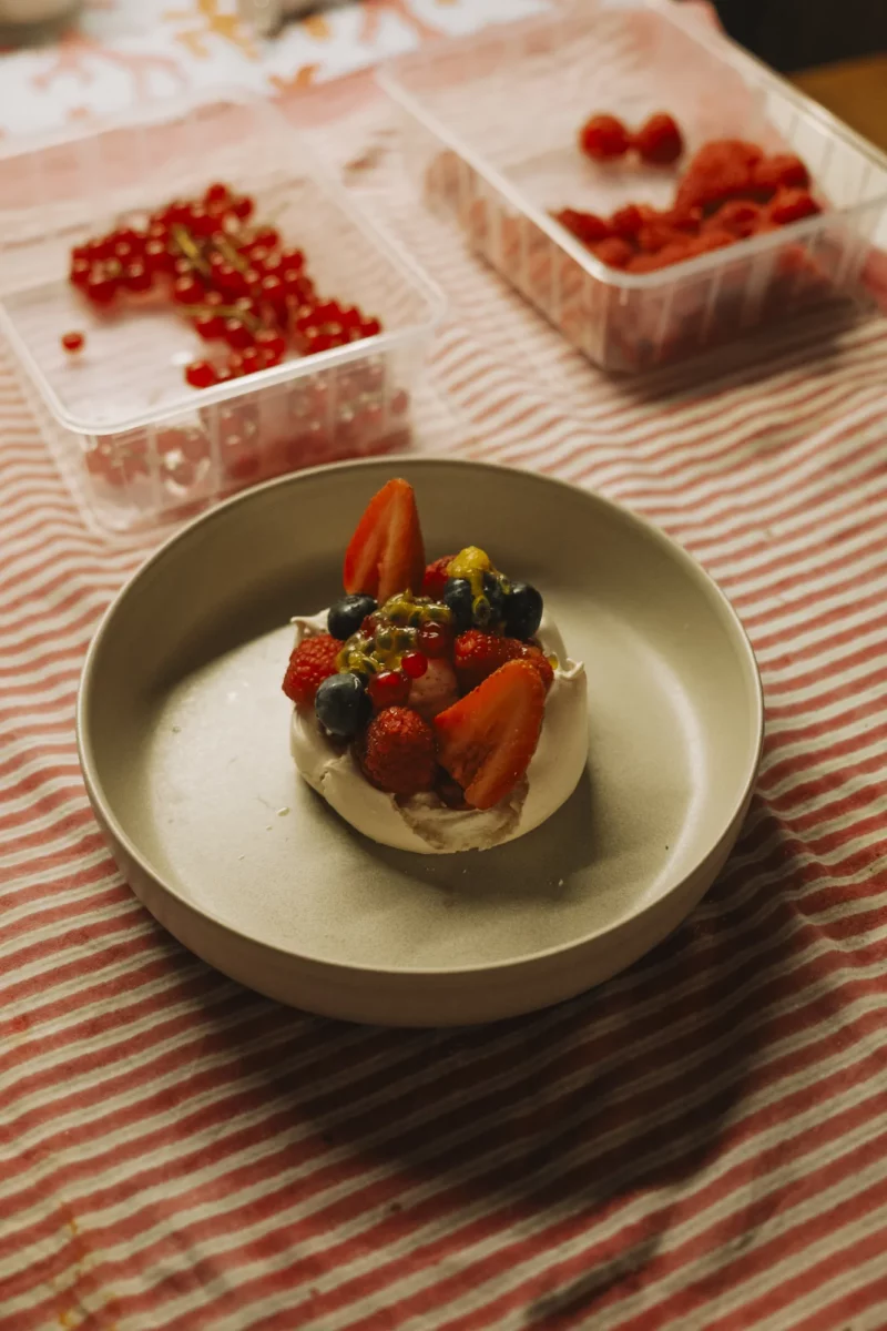 Pavlova aux fruits rouges, création de Pierre Buvat, chef à domicile à Dieppe