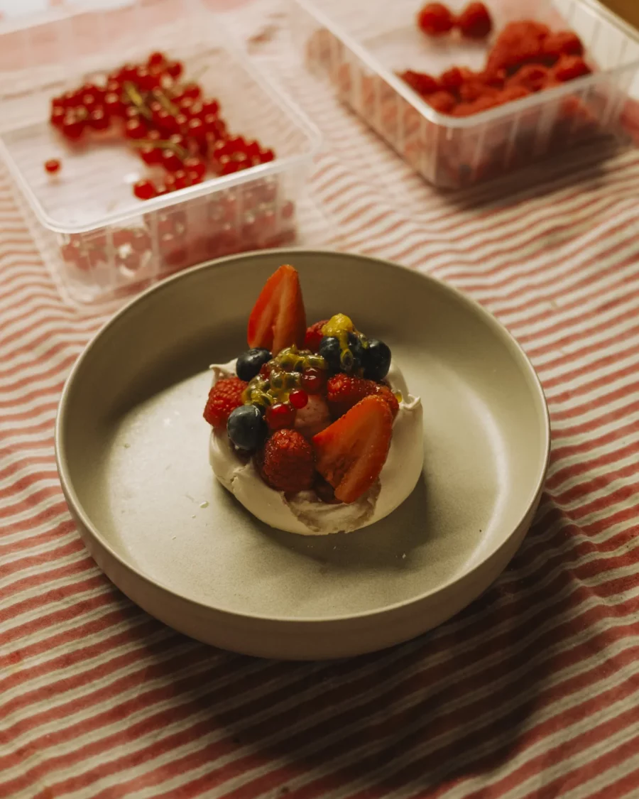 Pavlova aux fruits rouges, création de Pierre Buvat, chef à domicile à Dieppe