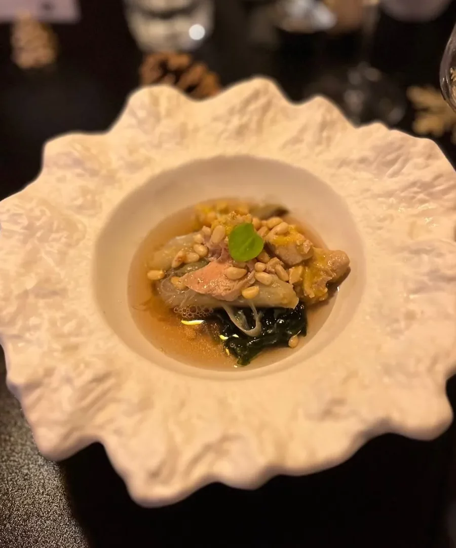 Poisson de ligne en bouillon, épinards, création de Pierre Buvat, chef à domicile à Dieppe