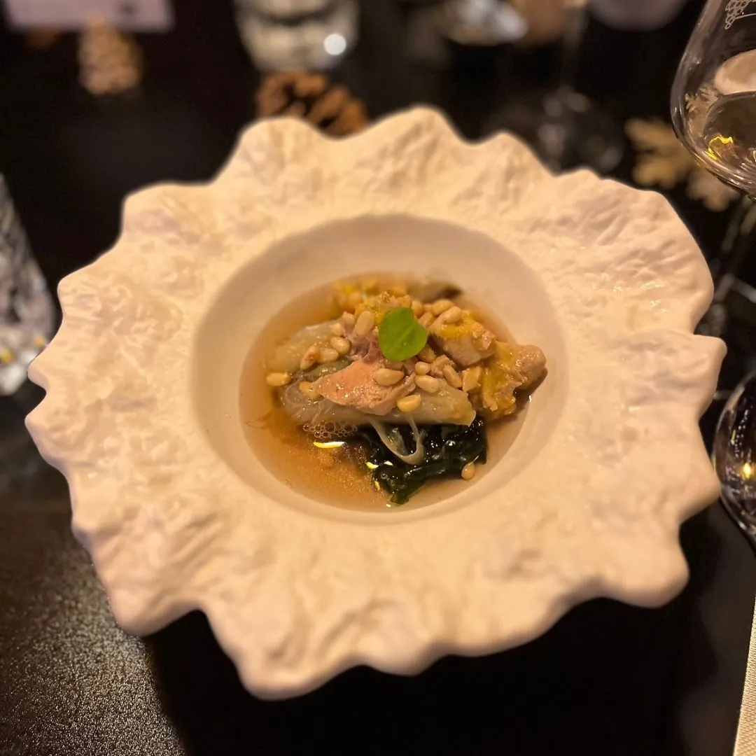 Poisson de ligne en bouillon, épinards, création de Pierre Buvat, chef à domicile à Dieppe