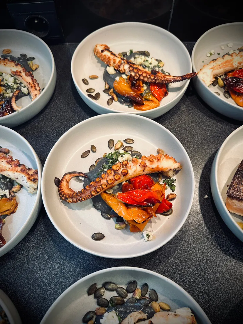 Poulpe grillé, poivrons confits, création de Pierre Buvat, chef à domicile à Dieppe