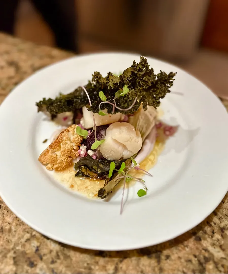 Saint-Jacques snackées, chips de kale, création de Pierre Buvat, chef à domicile à Dieppe