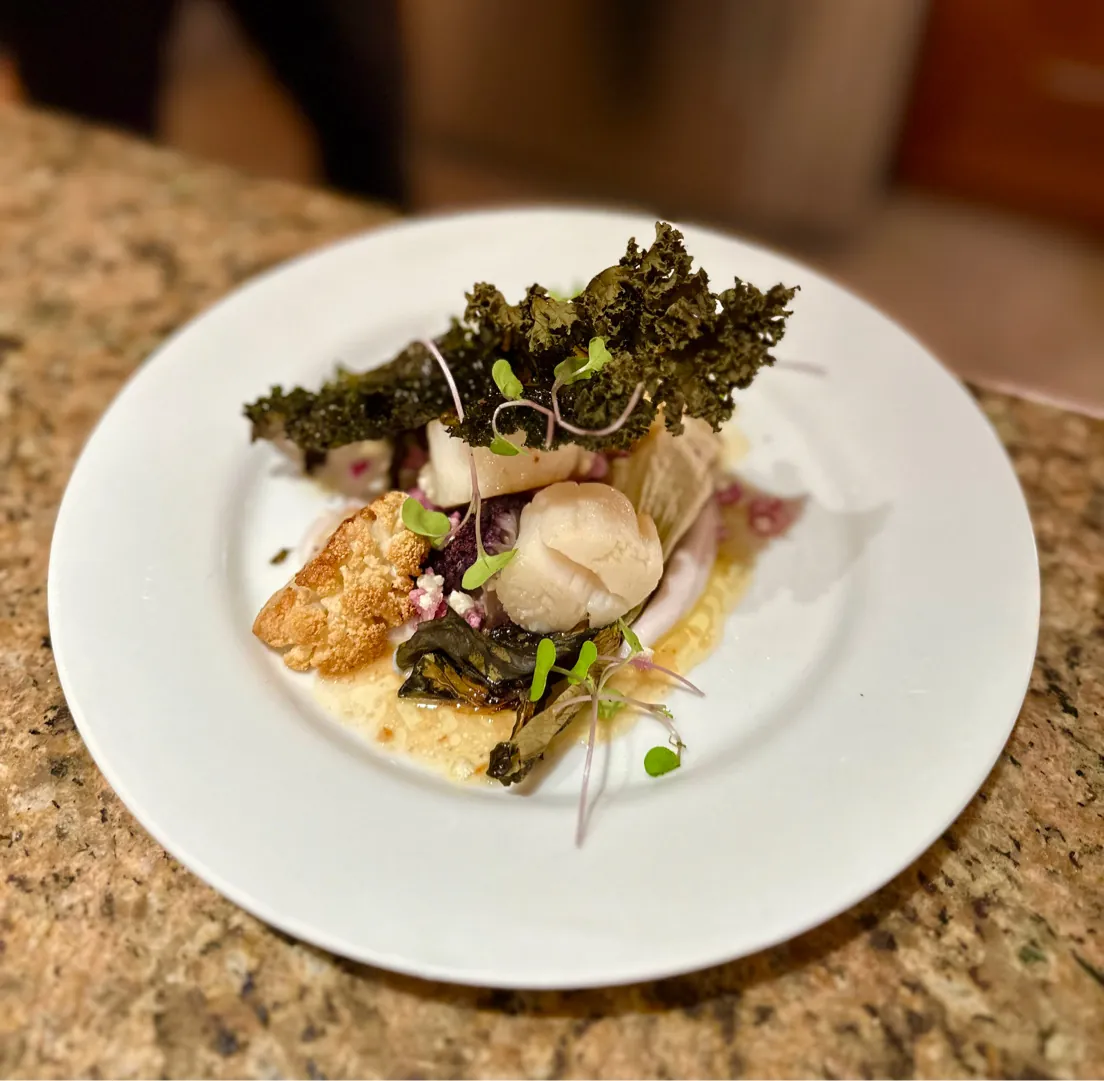 Saint-Jacques snackées, chips de kale, création de Pierre Buvat, chef à domicile à Dieppe