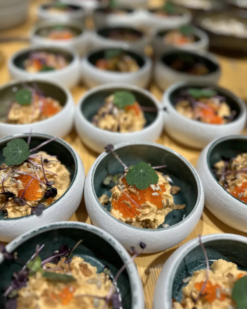 Bouchées gastronomiques préparées par un chef traiteur pour un cocktail
